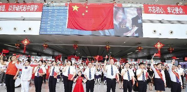 泰州火車站百人快閃，共慶寧啟動車 3 周年