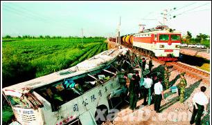 寧夏中寧一客車與火車相撞致 14 死 16 傷，事故原因正在調查中