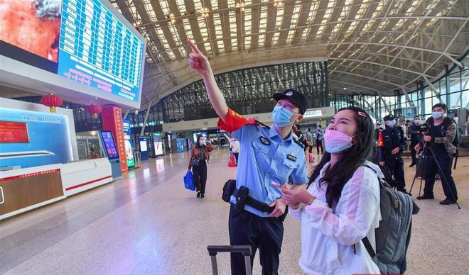 2 月 21 日,貴陽市三大客運火車站迎來春節返程高峰,渝貴鐵路客流火爆