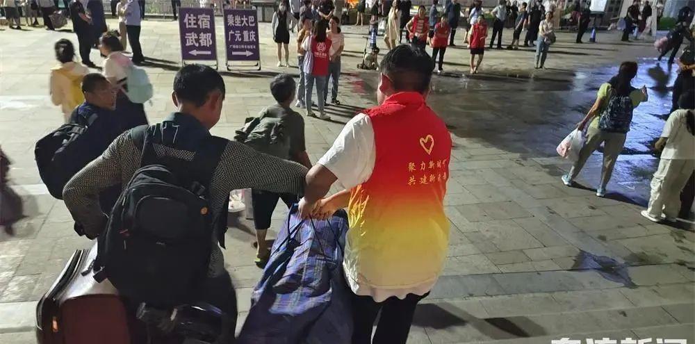 甘肅暴雨致列車停運，隴南市武都區政府為滯留旅客提供暖心幫助