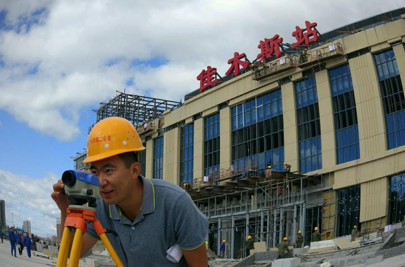 9 月 8 日佳木斯火車站南站房啟用，新老站房轉場過渡，2018 年全部改造完成