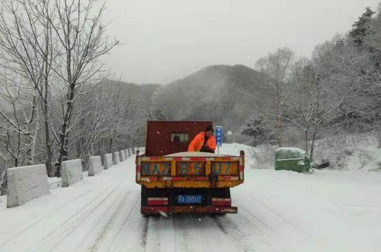西安公路管理局除雪保暢，部分地區(qū)因降雪實(shí)行停運(yùn)管制