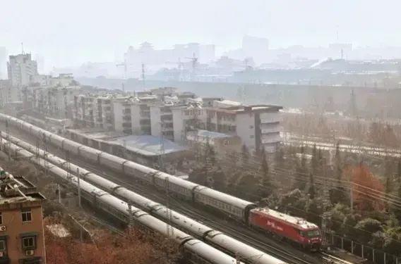 烏魯木齊到內(nèi)地火車(chē)_烏魯木齊至新疆_到新疆烏魯木齊的火車(chē)