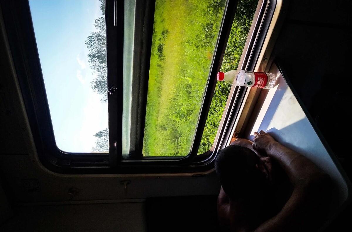 葫蘆島至鞍山列車之旅：領(lǐng)略變幻風(fēng)景，感受車廂故事