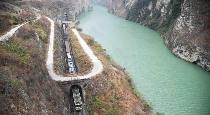 成昆鐵路白果站泥石流水害影響持續，多趟列車停運時間延長至 8 月中旬