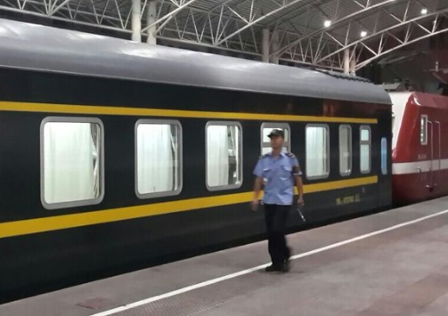 鐵路出行受歡迎，火車臥鋪有差別，乘務(wù)員：硬臥軟臥大不同