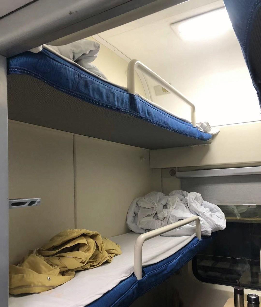 火車上硬臥和軟臥的區別_火車區別軟臥硬臥上鋪圖片_火車硬臥和軟臥哪個劃算