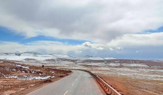 青藏公路：世界海拔最高的柏油公路，西藏的生命線與神奇天路