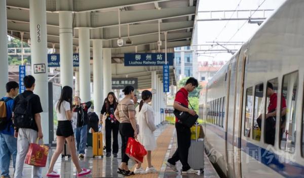 10 月 11 日全國鐵路實行新運行圖，柳州火車站新增多趟列車