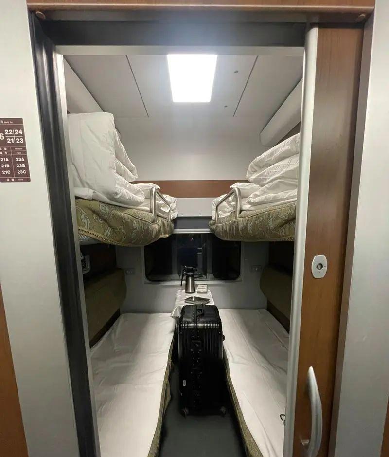 坐火車(chē)硬臥能不能充電_硬臥火車(chē)上可以充電嗎_火車(chē)上硬臥可以充電不