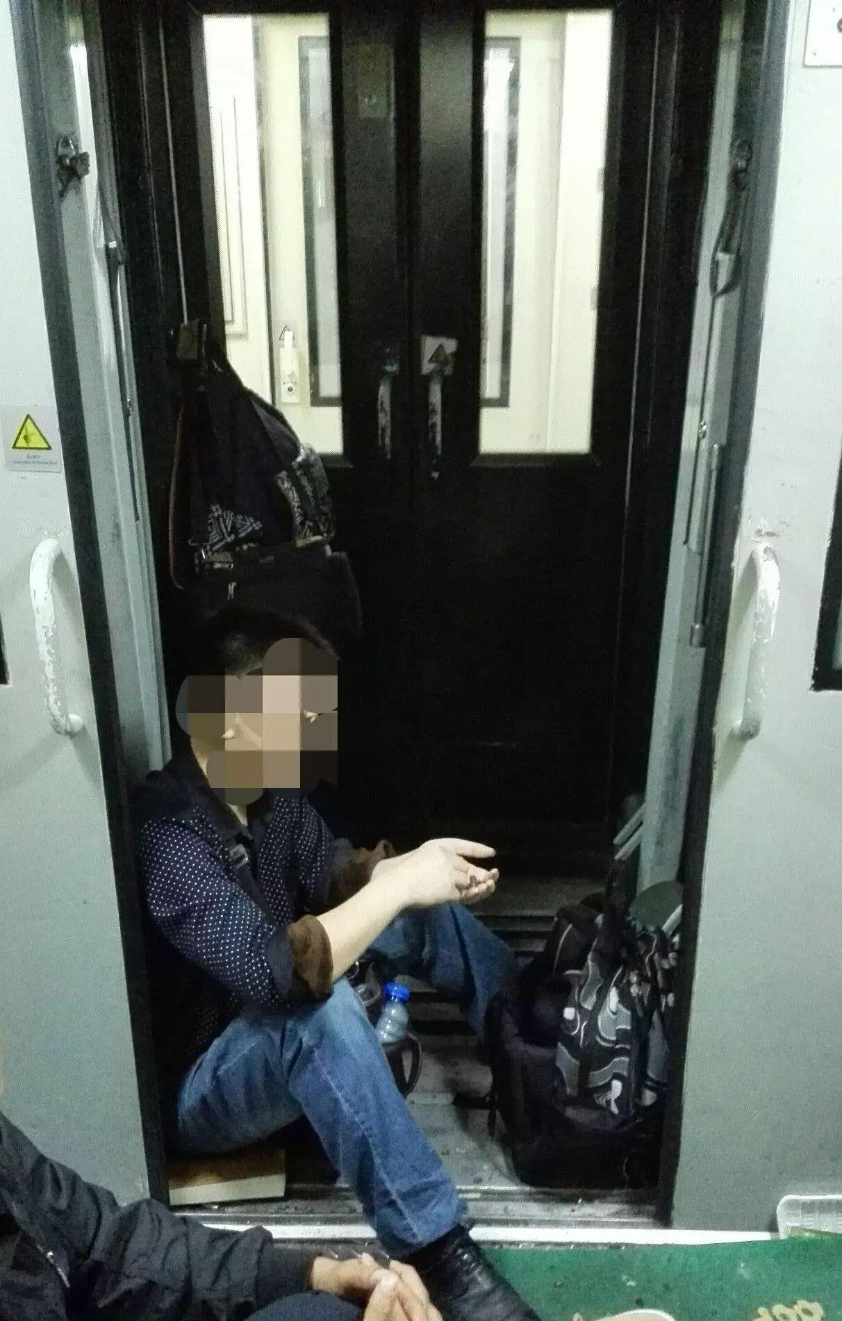 火車充電硬臥上可以充電嗎_坐火車硬臥能不能充電_硬臥火車上可以充電嗎