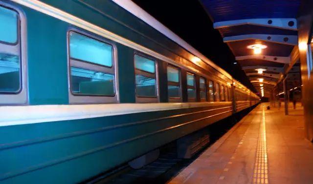 火車充電硬臥上可以充電嗎_硬臥火車上可以充電嗎_火車硬臥能充電