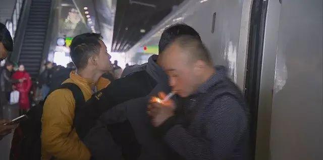 火車吸煙區(qū)在哪_火車吸煙區(qū)在哪兒_火車吸煙處照片