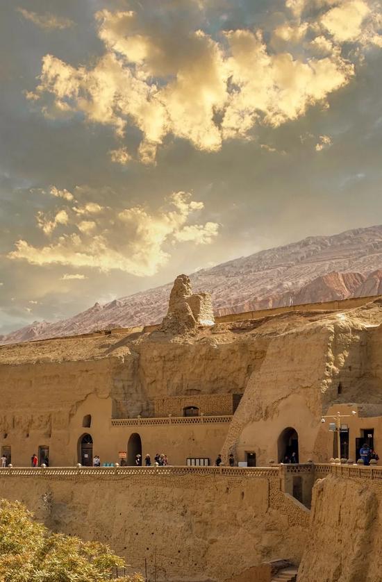 火車坐上鋪好還是下鋪好_火車坐上鋪還是中鋪還是下鋪好_坐在火車上