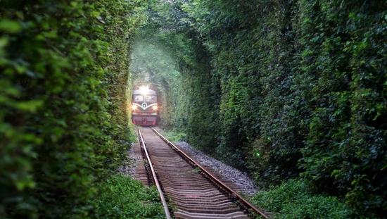 坐在火車上_火車坐上鋪好還是下鋪好_火車坐上鋪還是中鋪還是下鋪好