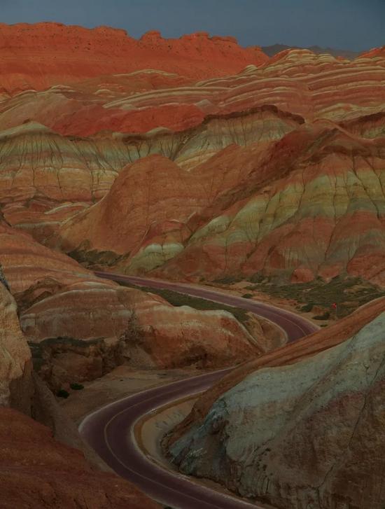 火車坐上鋪還是中鋪還是下鋪好_火車坐上鋪好還是下鋪好_坐在火車上