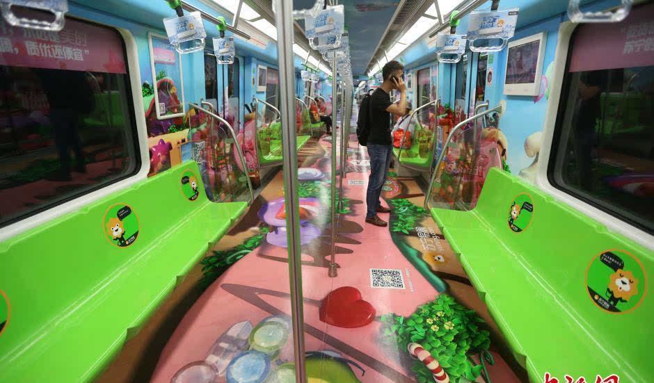 杭州火車東站候車大廳放置 350 塊大冰塊，多種降溫方式讓旅客清涼出行