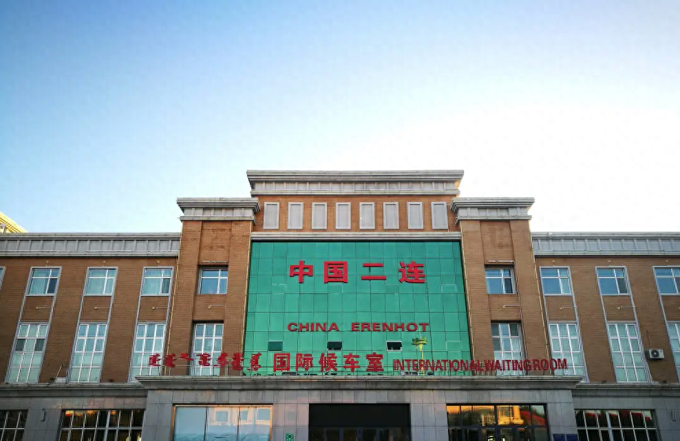 探秘中蒙邊境小城二連浩特，打卡國門景區，體驗國際列車之旅