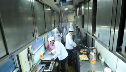 坐在火車上_火車坐上車了還可以退票嗎_火車坐上鋪好還是下鋪好