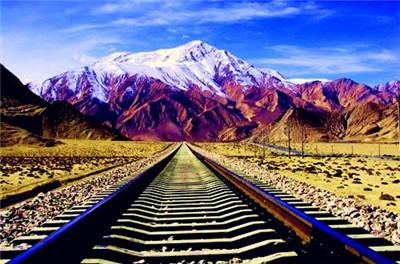 坐在火車上_火車坐上鋪還是中鋪還是下鋪好_火車坐上車了還可以退票嗎