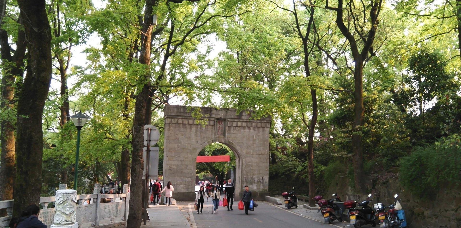 7 月 28 日湖南衡陽南岳區因山洪致 18 人被埋，衡山景區暫停開放，部分列車停運晚點