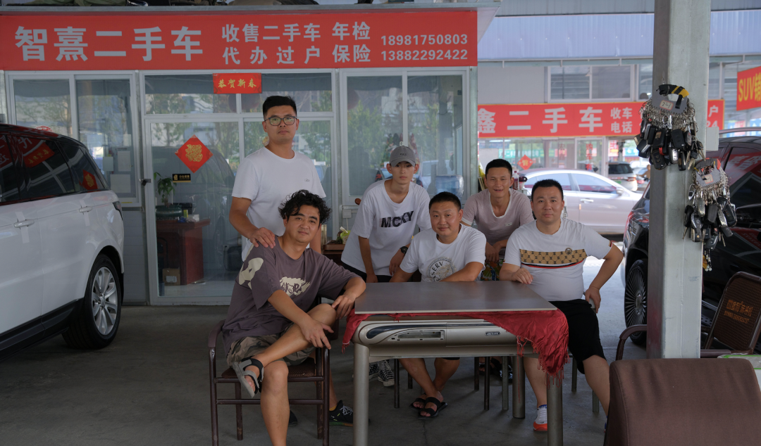 龍槽溝出事當天，何哥（前排左一）一行是最早發現山洪，并提醒其他游客的（張雷 攝）