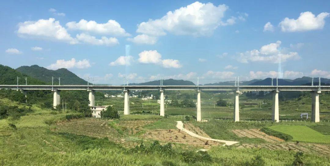 火車上鋪好嗎_火車上鋪好不好_火車中鋪怎么上最方便