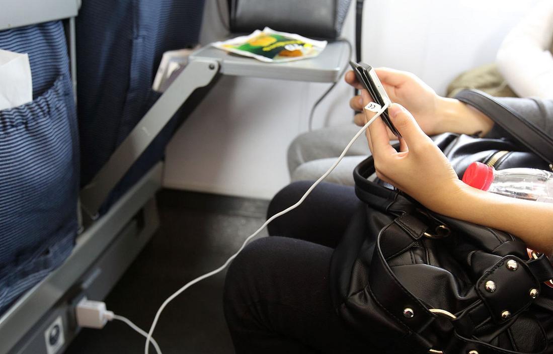 火車上充電可以玩手機嗎_火車充電能上飛機嗎_火車上哪里能充電